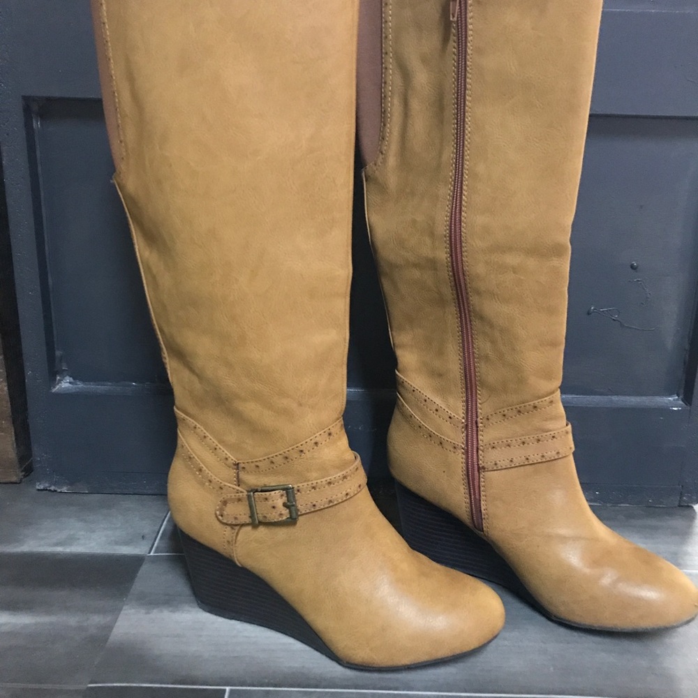 Size 7 Camel wedge boot